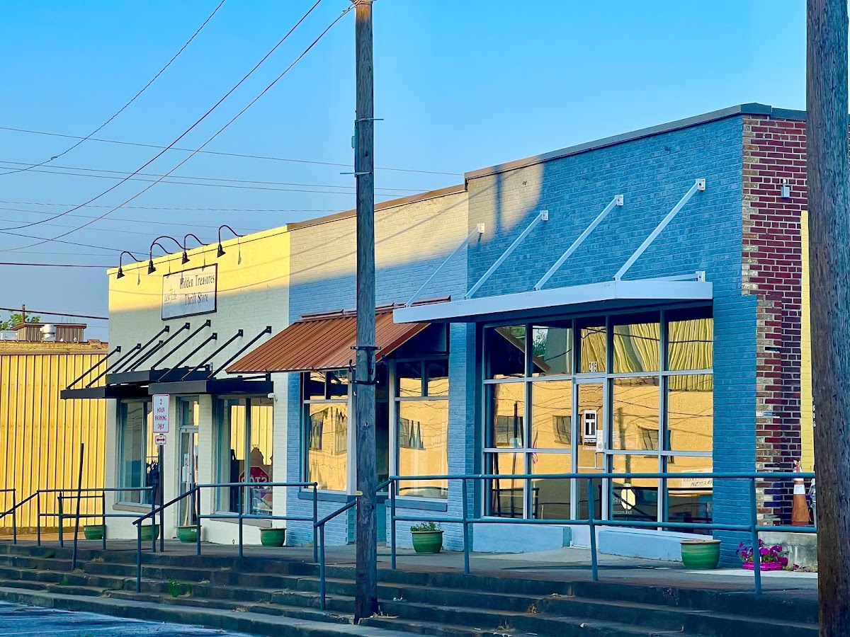 Hidden Treasures Thrift Shop, photographed by a Google contributor